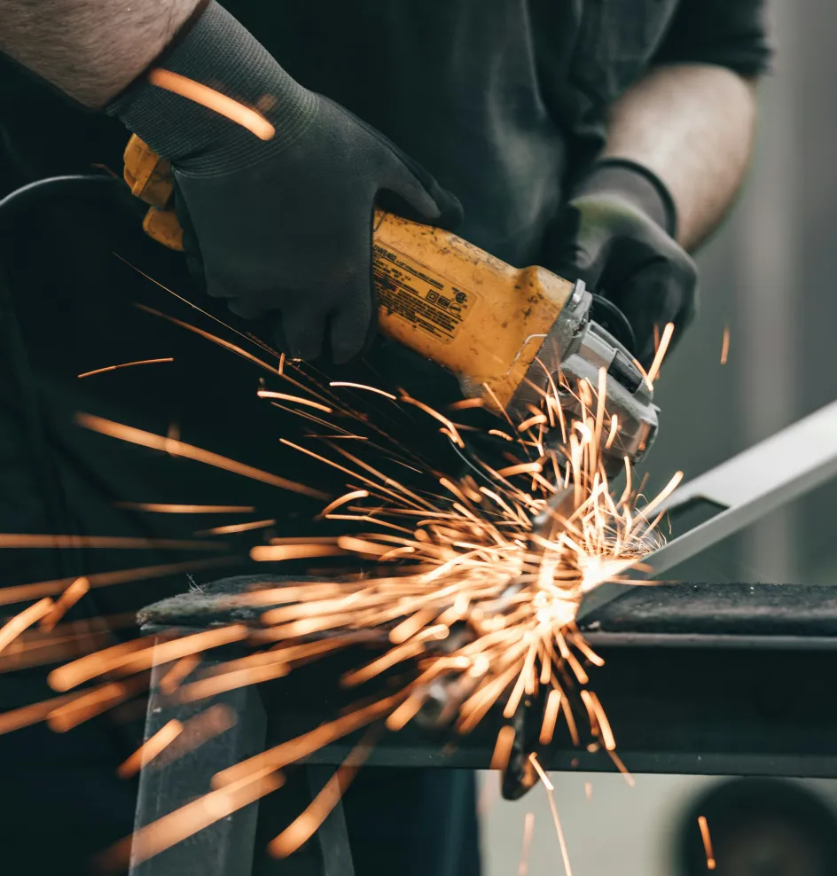 Constructor working grinding steel